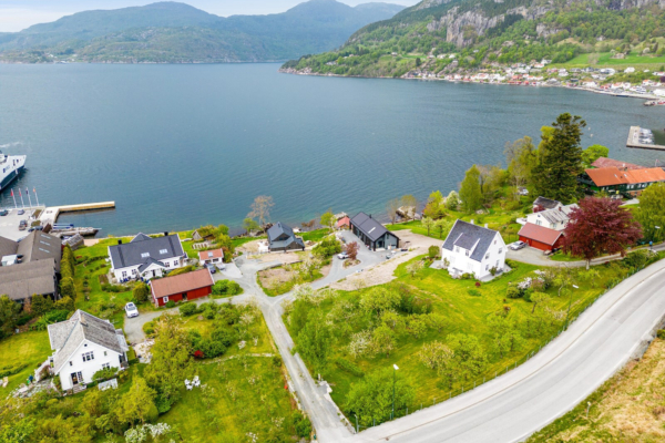 Stor, byggjeklar tomt med flott sjøutsikt sentralt på Hjelmeland