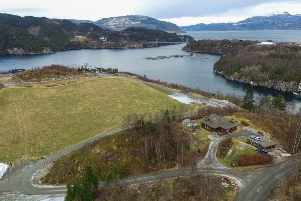 Sjønær utsiktstomt med moglegheit for båtplass, Hjelmeland