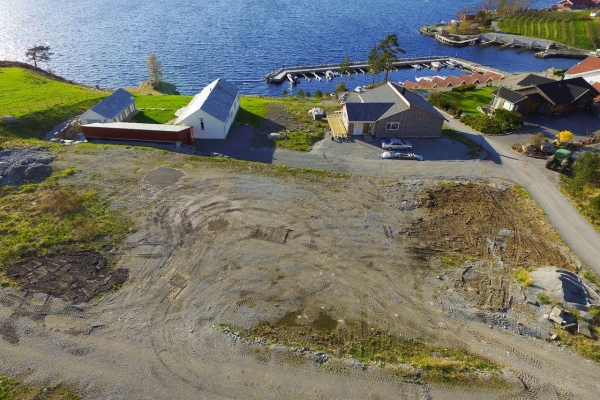 Solrik tomt ved sjøen på Mosnes, Fister